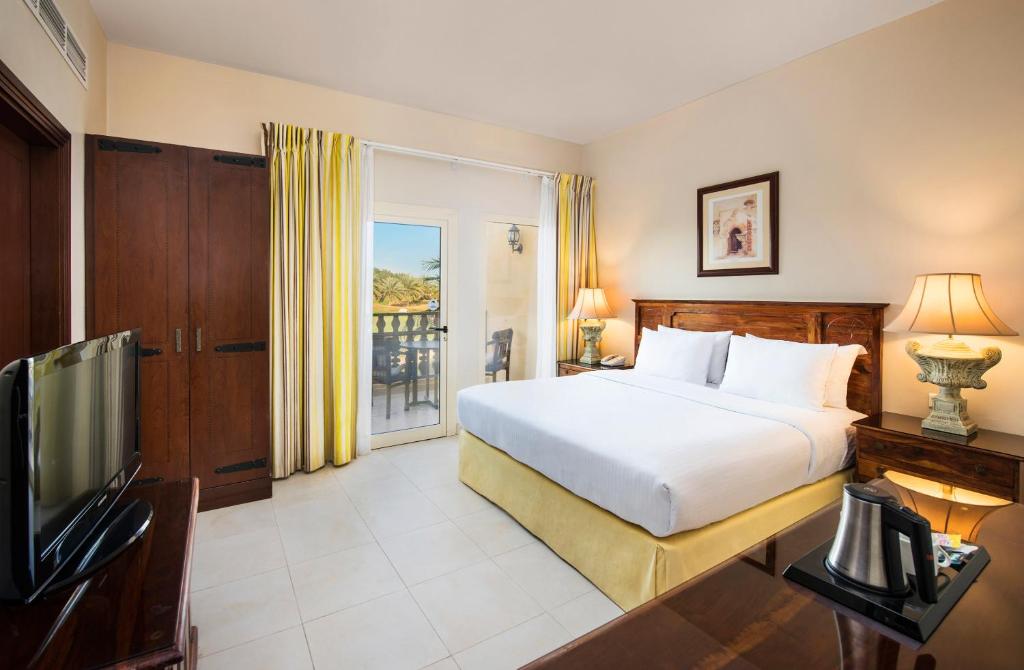 Postel nebo postele na pokoji v ubytování Al Hamra Village Hotel