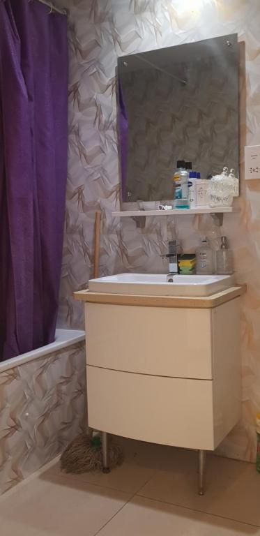 baño con lavabo y cortina de ducha púrpura en Jadwin Beautiful Room Share toilet 2 people, en Londres