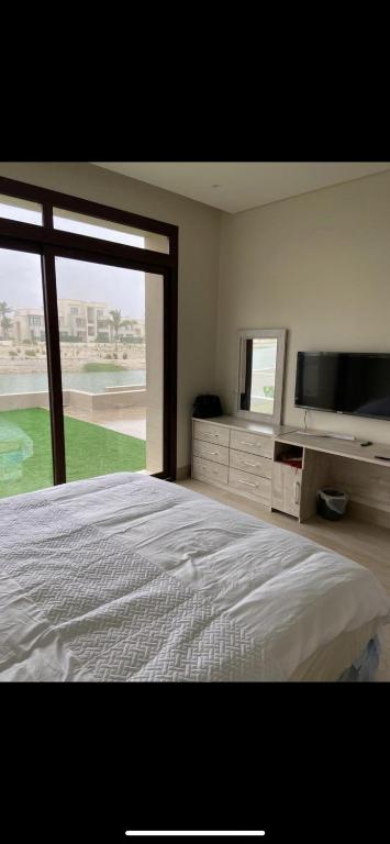 TV a/nebo společenská místnost v ubytování Hawana Salalah Villa Lake View