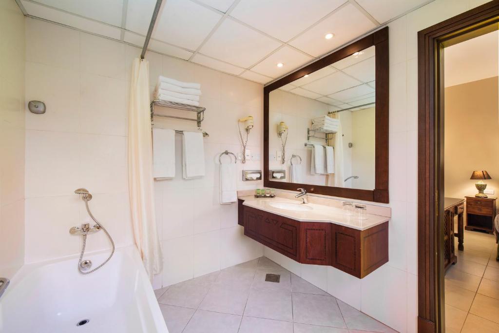 Koupelna v ubytování Al Hamra Village Hotel