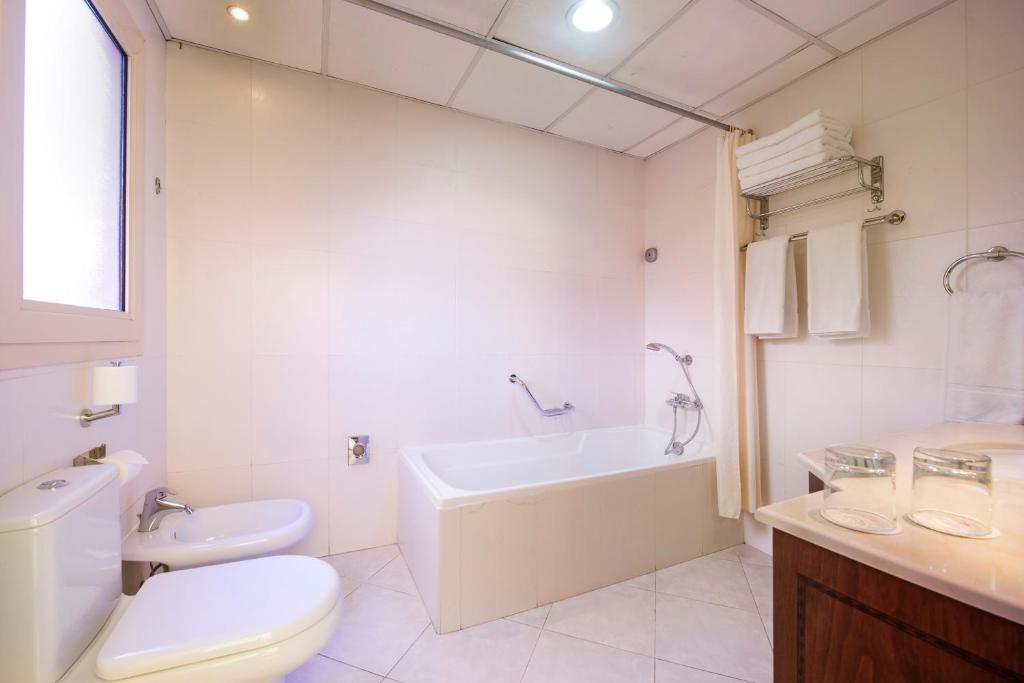 Koupelna v ubytování Al Hamra Village Hotel