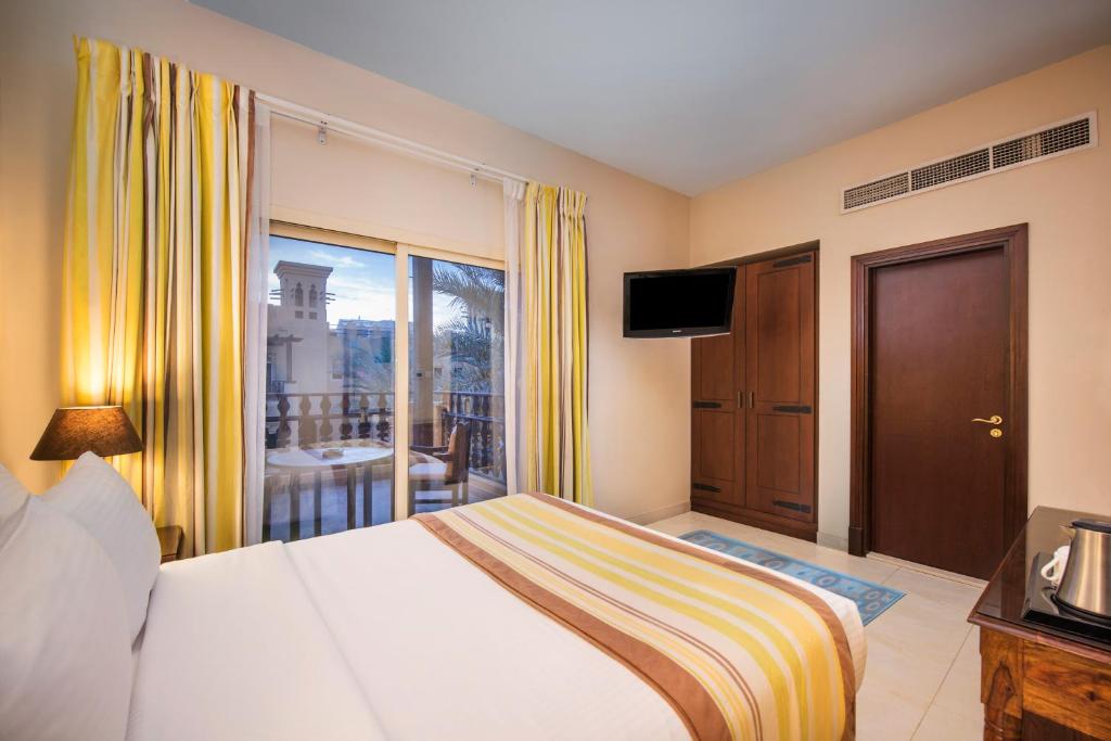 Postel nebo postele na pokoji v ubytování Al Hamra Village Hotel