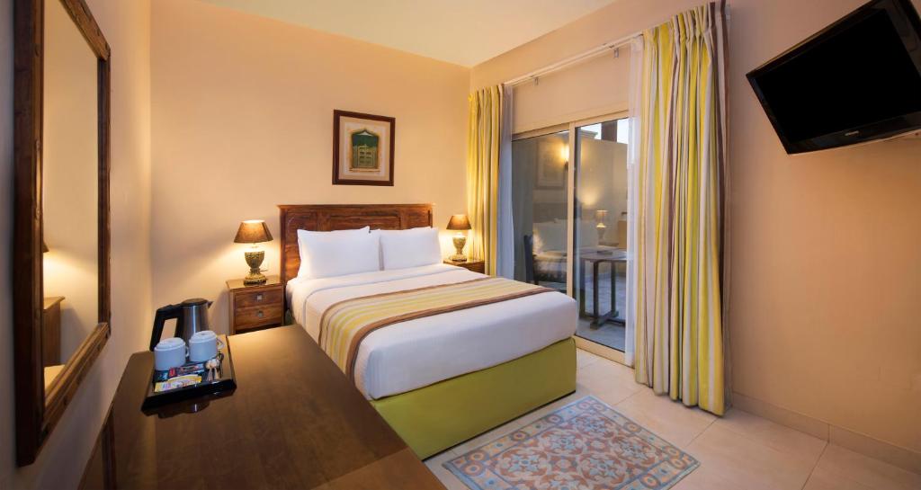 Postel nebo postele na pokoji v ubytování Al Hamra Village Hotel