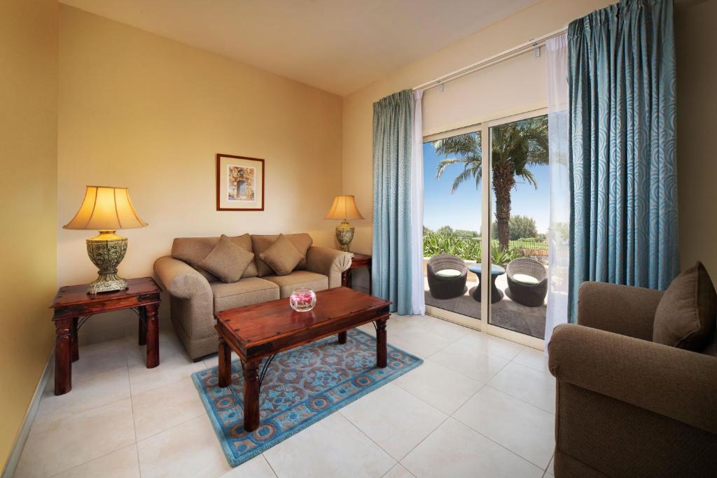 Posezení v ubytování Al Hamra Village Hotel