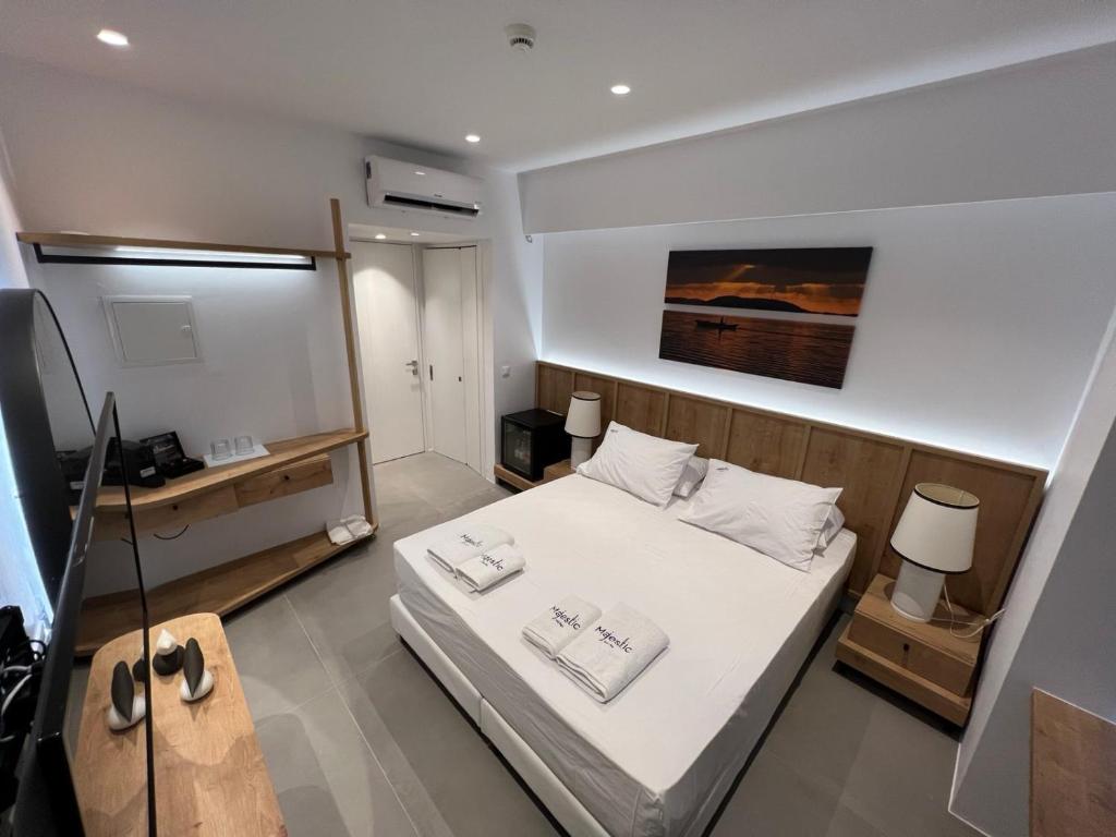 Majestic Mykonos tesisinde bir odada yatak veya yataklar