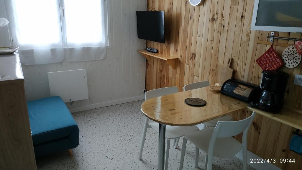 Televízia a/alebo spoločenská miestnosť v ubytovaní Logement refait à neuf - Résidence - Chez Christian
