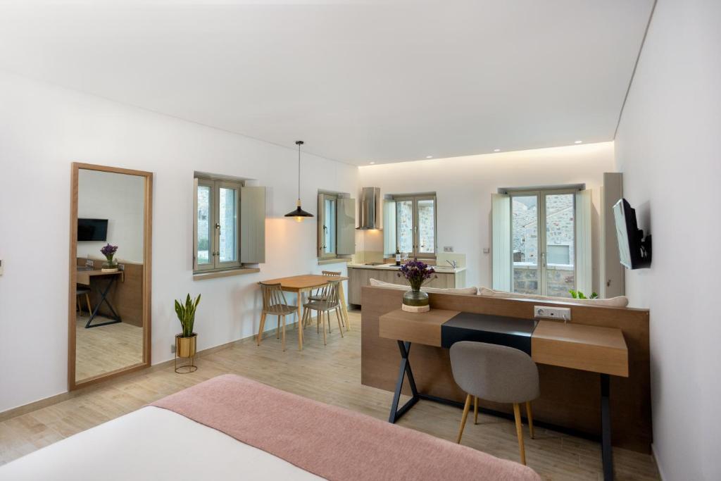TV a/nebo společenská místnost v ubytování Armantanis Luxury Suites