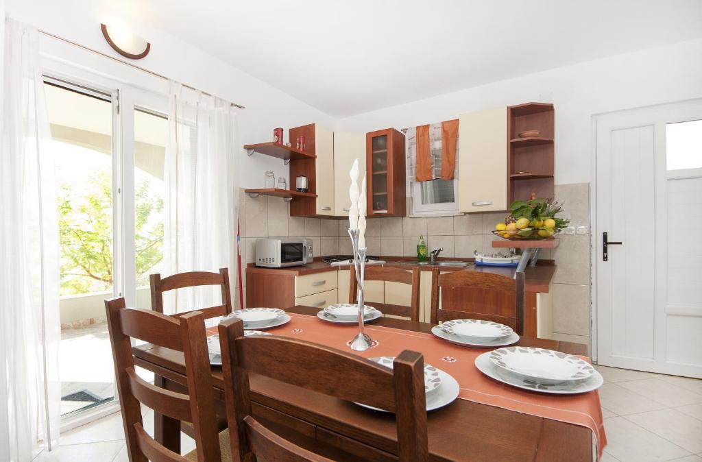 Kuchyň nebo kuchyňský kout v ubytování Guest House Loranum