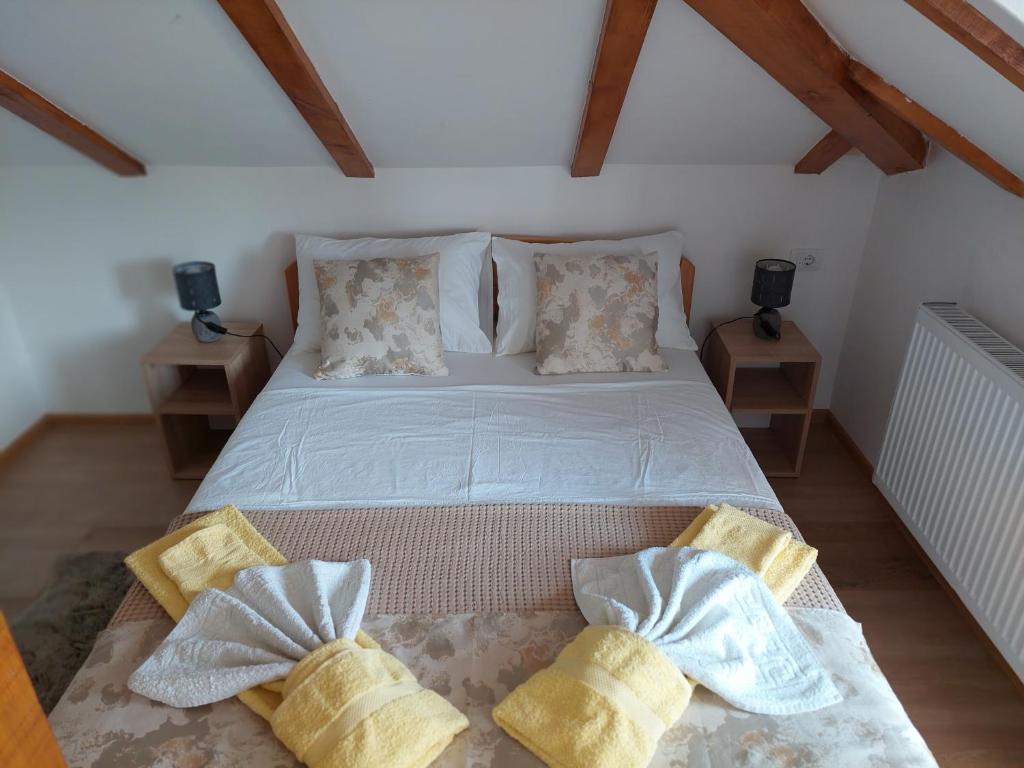 A bed or beds in a room at Apartman AMALFI