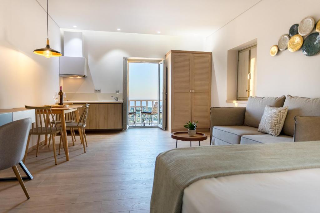 Postel nebo postele na pokoji v ubytování Armantanis Luxury Suites
