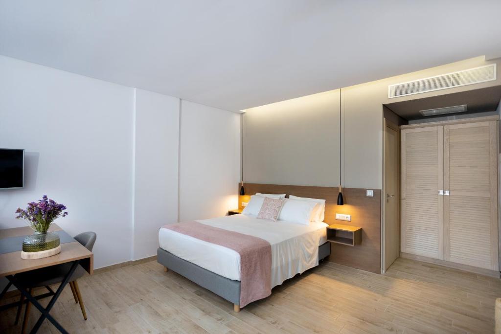 Postel nebo postele na pokoji v ubytování Armantanis Luxury Suites