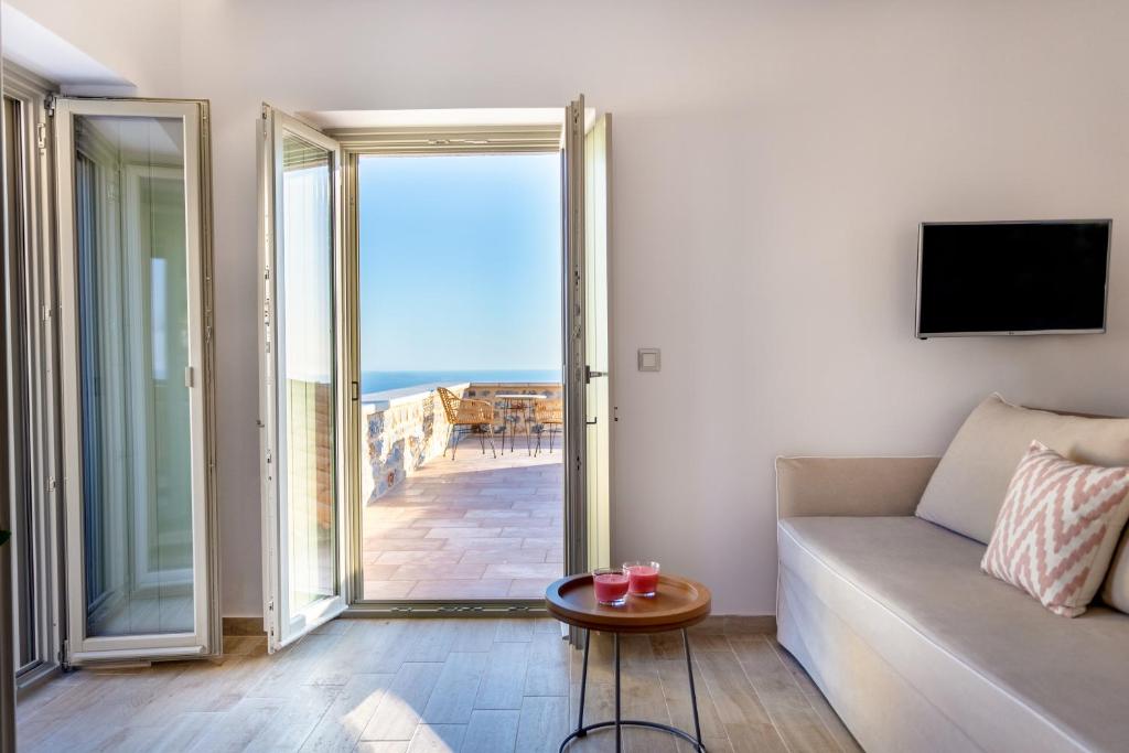 TV a/nebo společenská místnost v ubytování Armantanis Luxury Suites