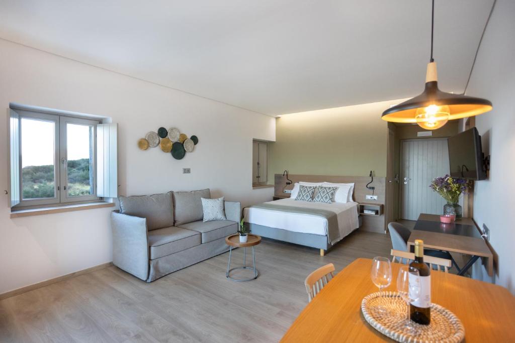 Postel nebo postele na pokoji v ubytování Armantanis Luxury Suites