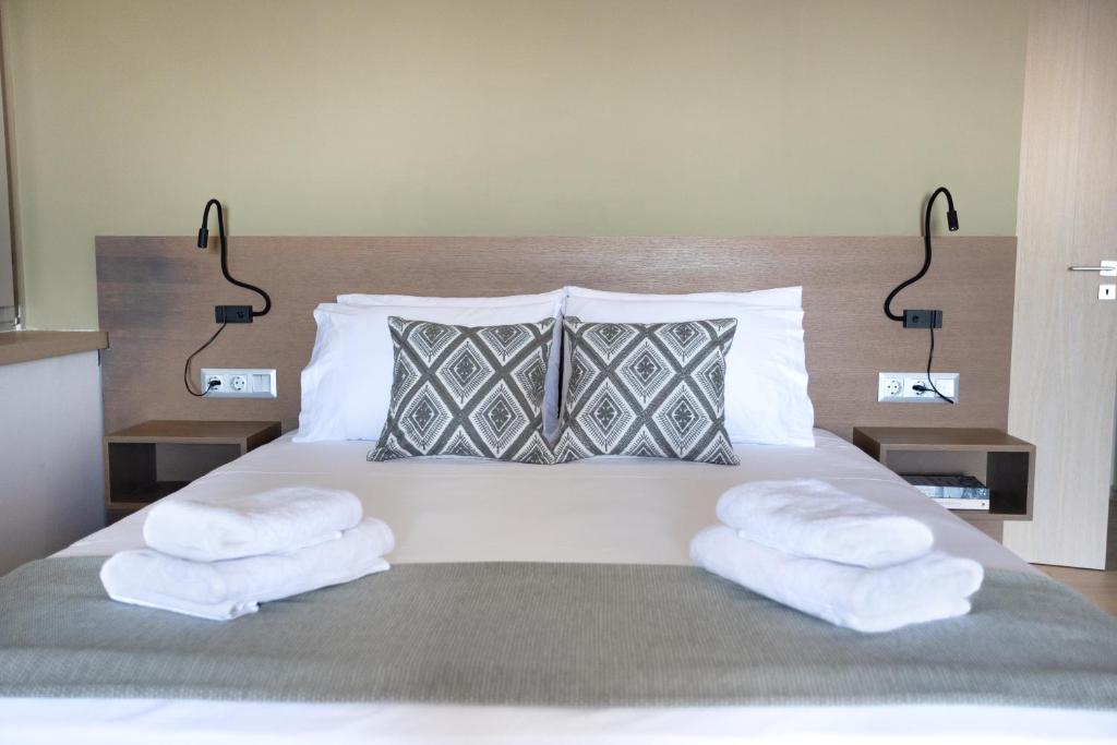 Postel nebo postele na pokoji v ubytování Armantanis Luxury Suites