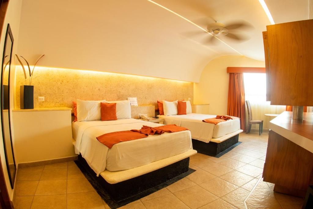 Postel nebo postele na pokoji v ubytování Artisan Playa Esmeralda Family Beach Hotel
