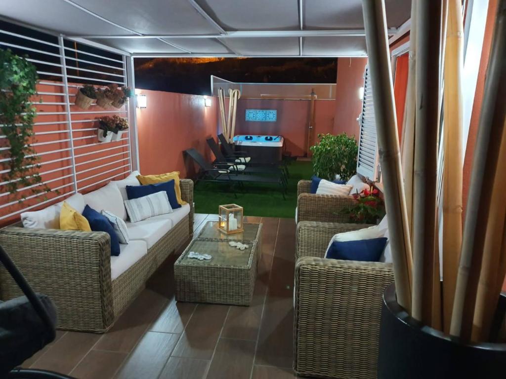 Fotografia z galérie ubytovania Fantástico ático con Jacuzzi y preciosa terraza v destinácii Puerto Rico de Gran Canaria
