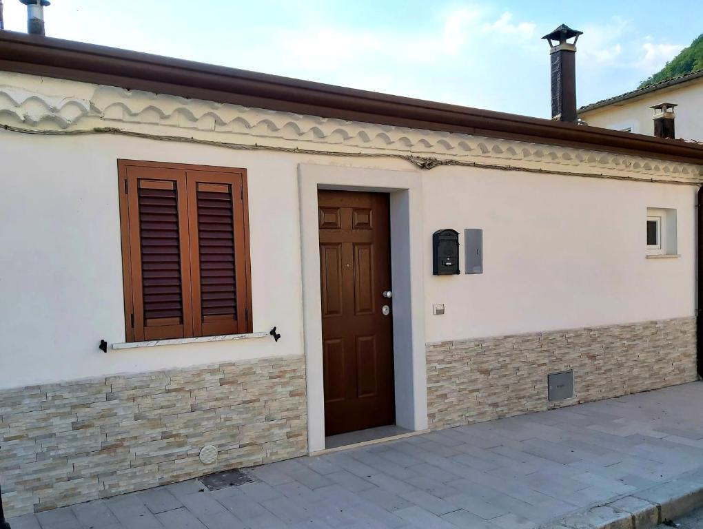 Forlì del Sannio的住宿－Soggiorno Lucia，两扇棕色门和砖墙的建筑