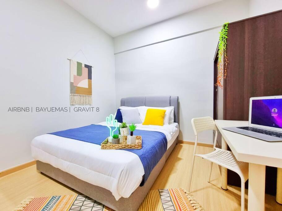 Giường trong phòng chung tại Cozy Klang Homestay 2-7pax 3Bedroom Netflix WIFI Infinity Pool