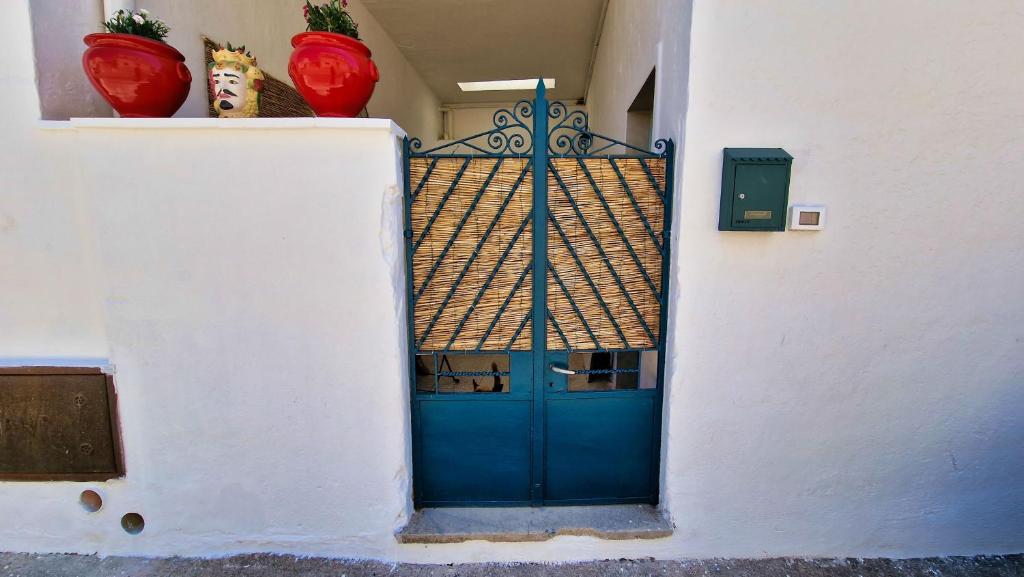 een blauwe deur die leidt naar een wit gebouw bij A quai a Chiara in Andrano