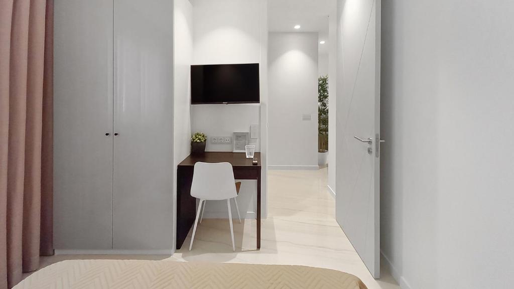 Seven Seas Apartments - 9