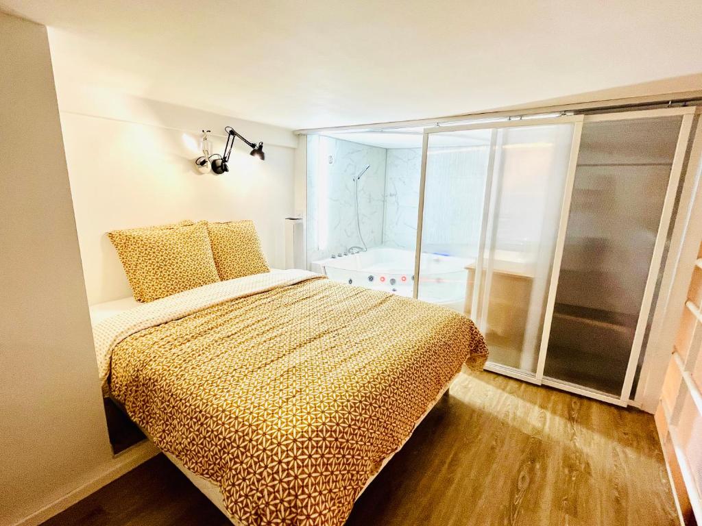 um quarto com uma cama e uma porta de vidro deslizante em Duplex-Ceiling height 1,9m-Free private parking-Netflix-Self check in !! Duplex climatisé-Hauteur sous plafond 1,9m-Parking privé gratuit-Netflix-Arrivée autonome !! em Avignon