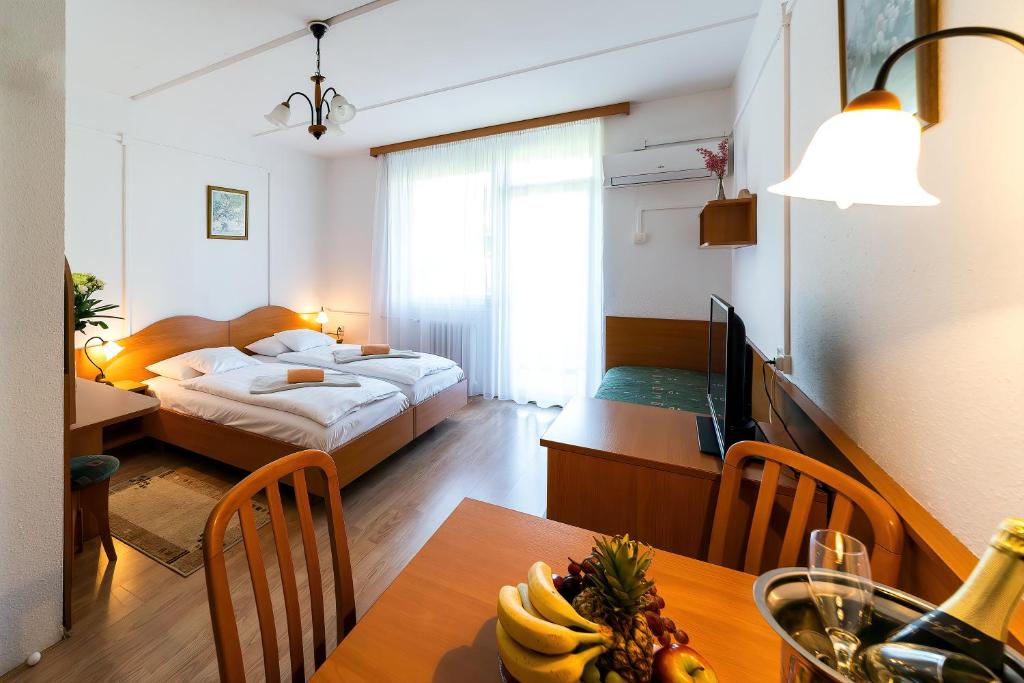 Postel nebo postele na pokoji v ubytování Napfény Hotel