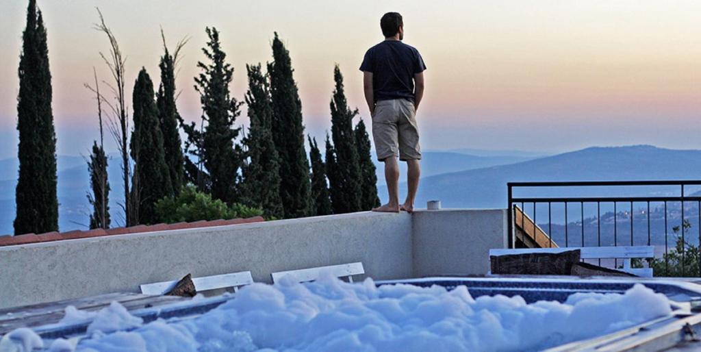 Bazén v ubytování Roof Of The Galilee nebo v jeho okolí