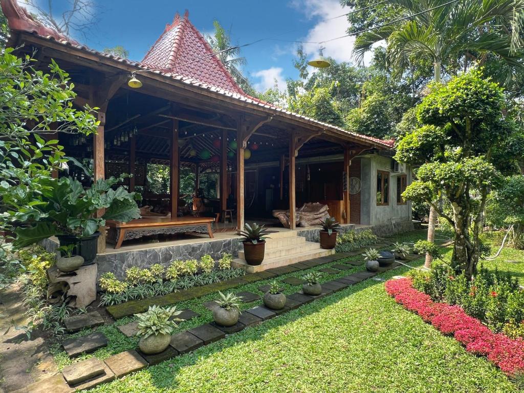 une maison avec un jardin en face dans l'établissement Dream Village, à Jarakan