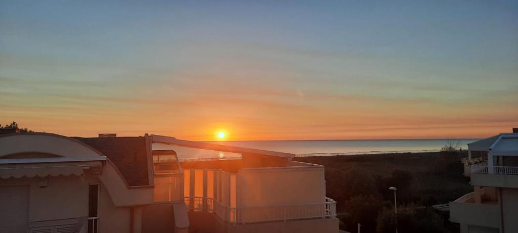 einen Sonnenuntergang vom Balkon eines Hauses in der Unterkunft Appartamento Marimar in Vasto