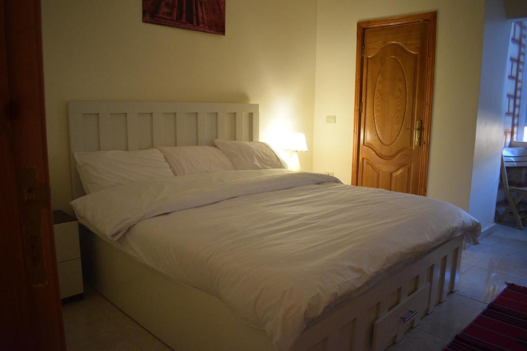 Postel nebo postele na pokoji v ubytování Rose city inn