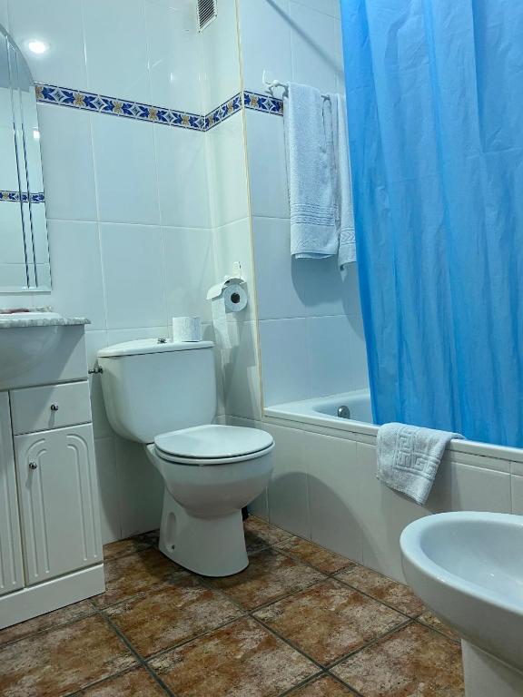 Un baño blanco con inodoro y lavabo. en Peñasalve, en Villamoñico
