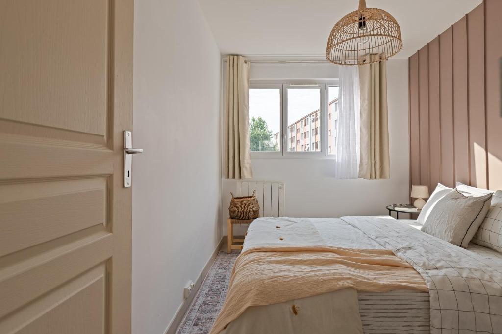 Posteľ alebo postele v izbe v ubytovaní Appartement spacieux 1 chambre parking gratuit