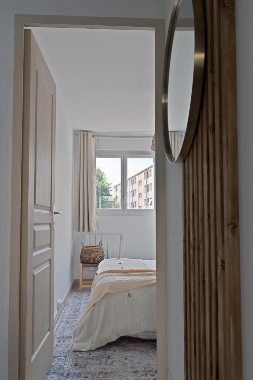 Posteľ alebo postele v izbe v ubytovaní Appartement spacieux 1 chambre parking gratuit