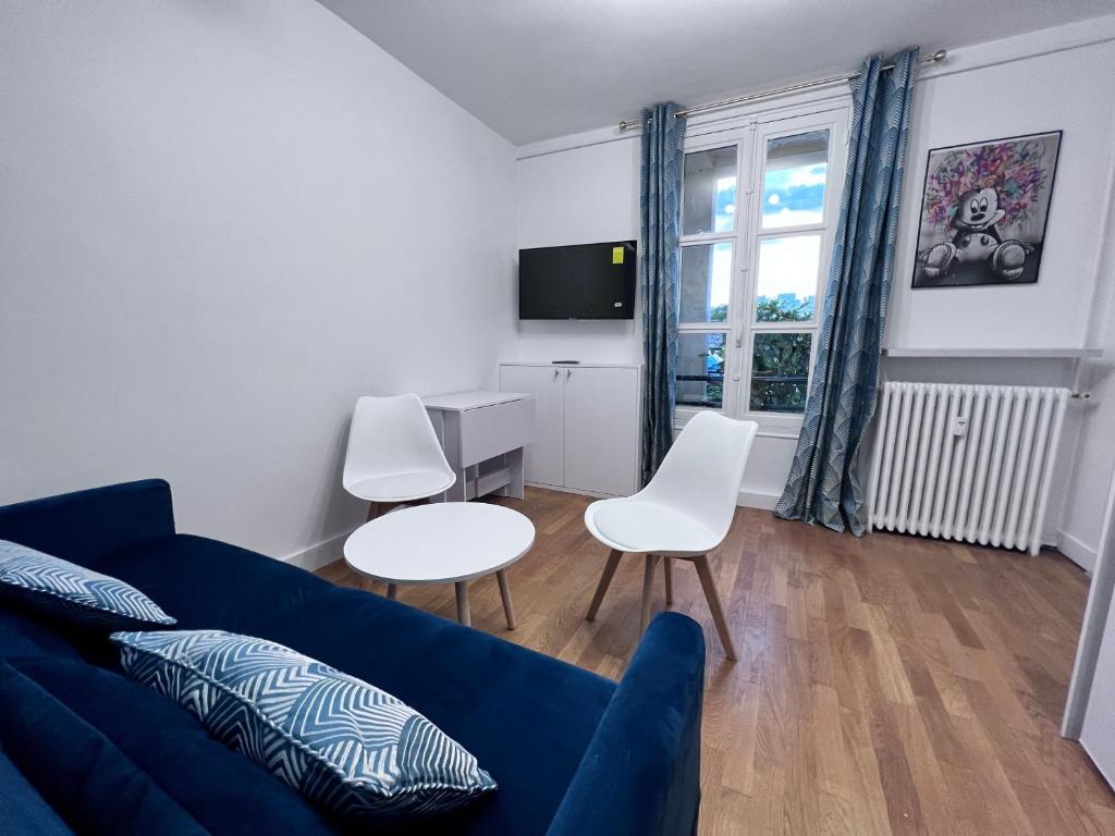 - un salon avec un canapé bleu et des fauteuils blancs dans l'établissement Superbe appartement 1 bedroom équipée 2P Parc des Princes, à Boulogne-Billancourt
