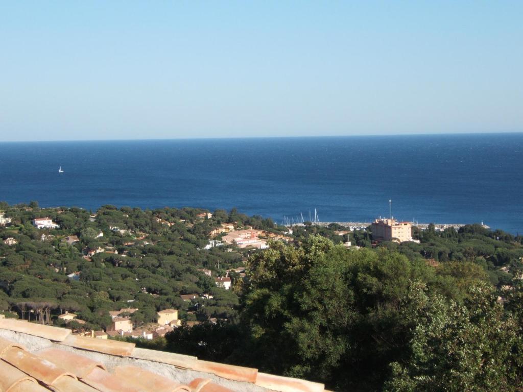 una vista de una ciudad con el océano en el fondo en Villa Le Sud, en Les Issambres