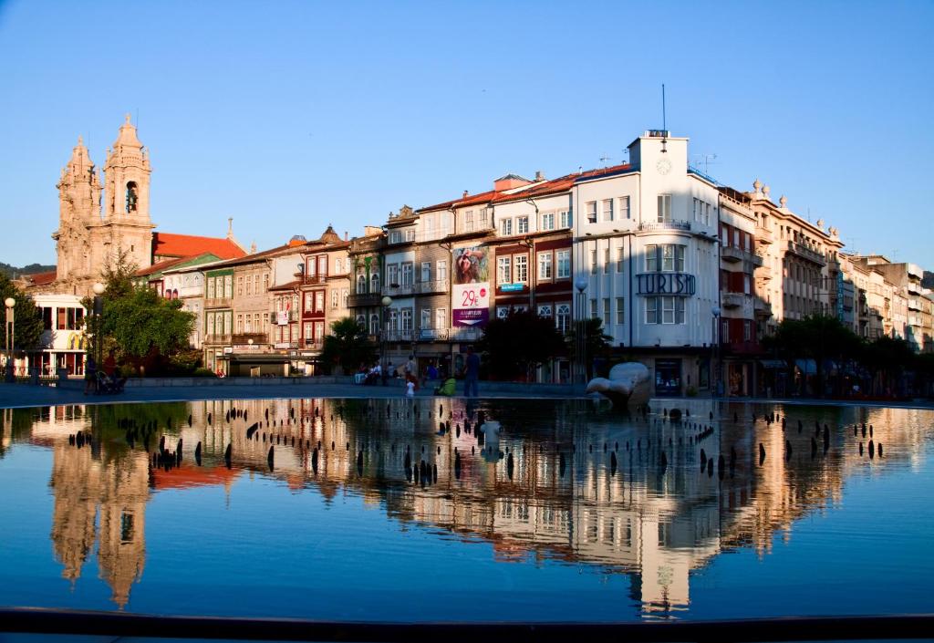 Výhled na řeku, která protéká v blízkosti hotelu