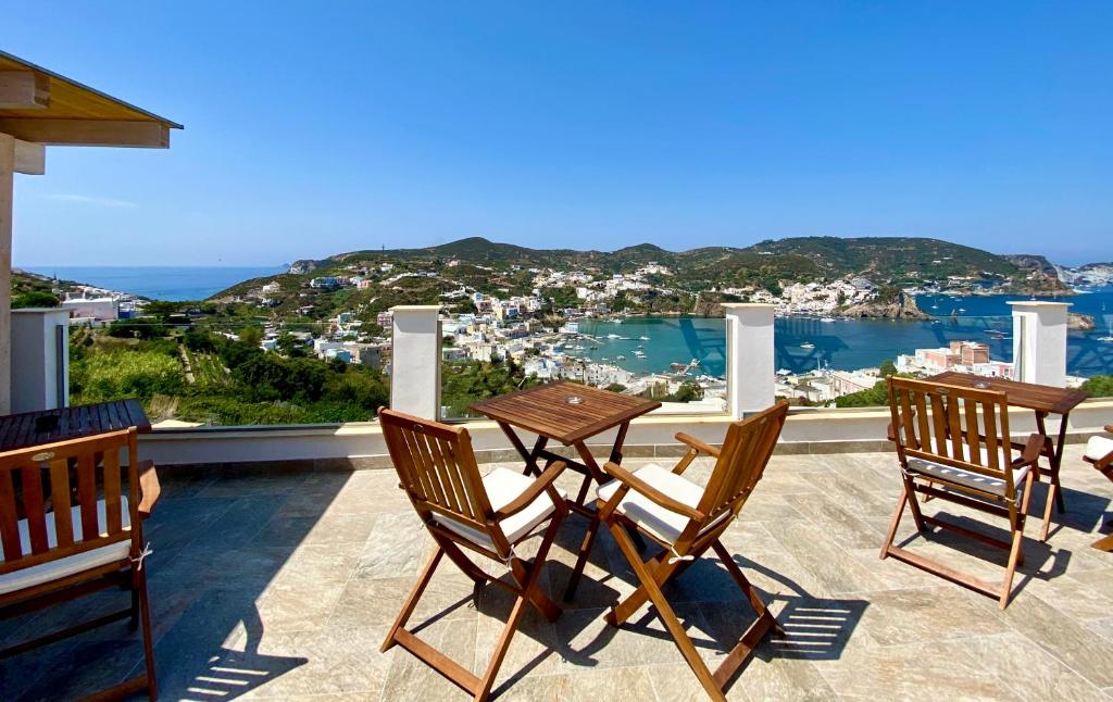 una mesa y sillas en un balcón con vistas en Domus Ɫ Ponza en Ponza