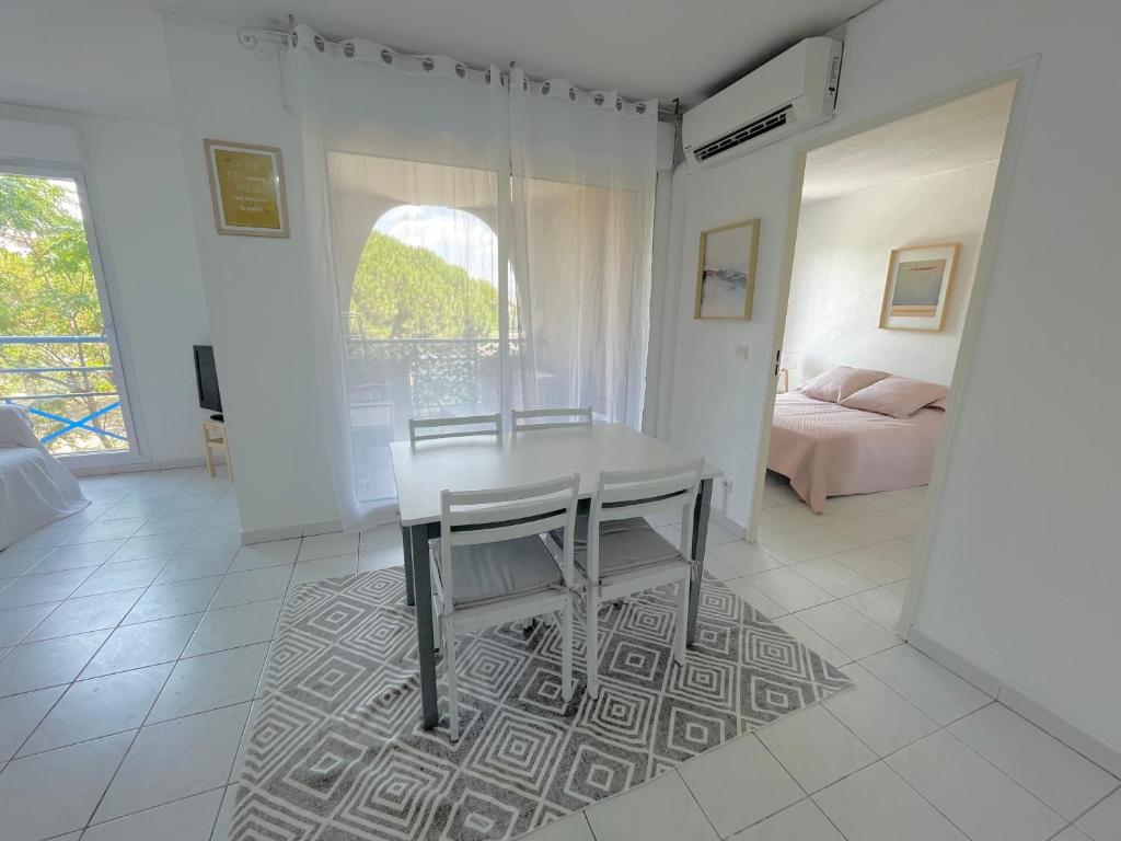 Zdjęcie z galerii obiektu Appartement climatisé au cœur de Port Fréjus w Fréjus