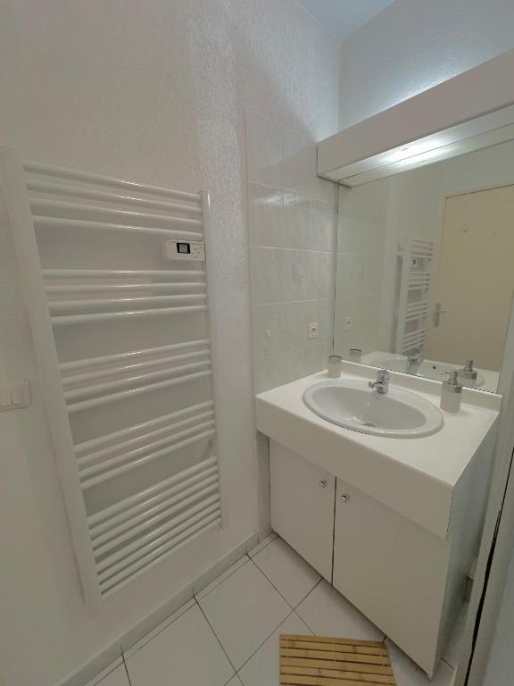 Zdjęcie z galerii obiektu Appartement climatisé au cœur de Port Fréjus w Fréjus