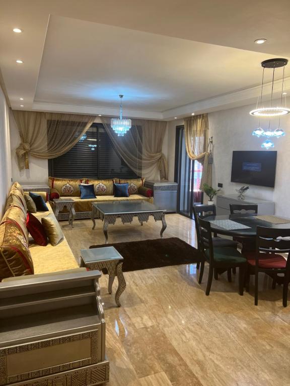 Luxury apartment 2 في الدار البيضاء: غرفة معيشة مع أريكة وطاولة
