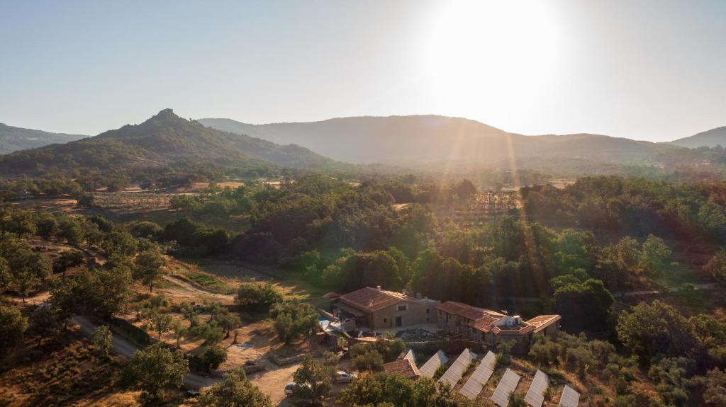 een luchtzicht op een dorp in de bergen bij Aqua Et Oleum in Villamiel