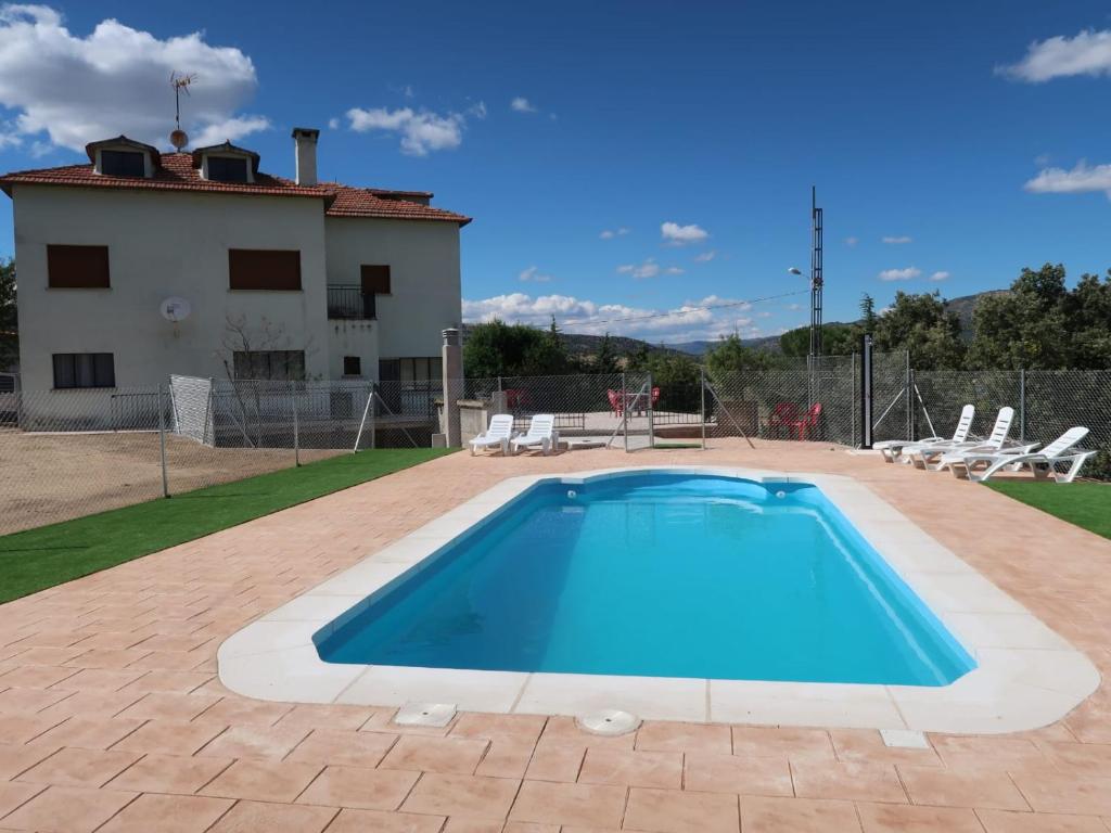 Bazén v ubytovaní El Mirador Apartamentos alebo v jeho blízkosti