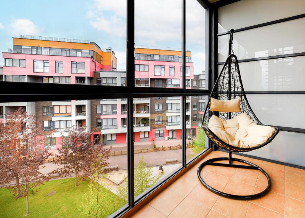 - un hamac dans une chambre avec une grande fenêtre dans l'établissement Ona`s apartment in City Center with private parking, à Kaunas
