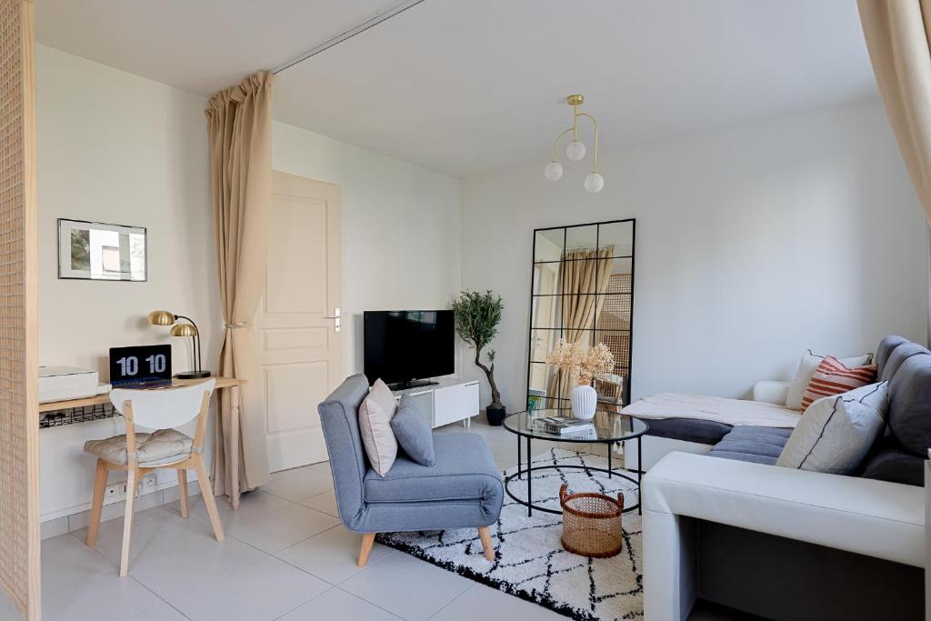 Televízia a/alebo spoločenská miestnosť v ubytovaní Appartement spacieux 1 chambre parking gratuit