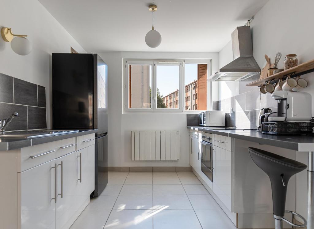 Kuchyňa alebo kuchynka v ubytovaní Appartement spacieux 1 chambre parking gratuit