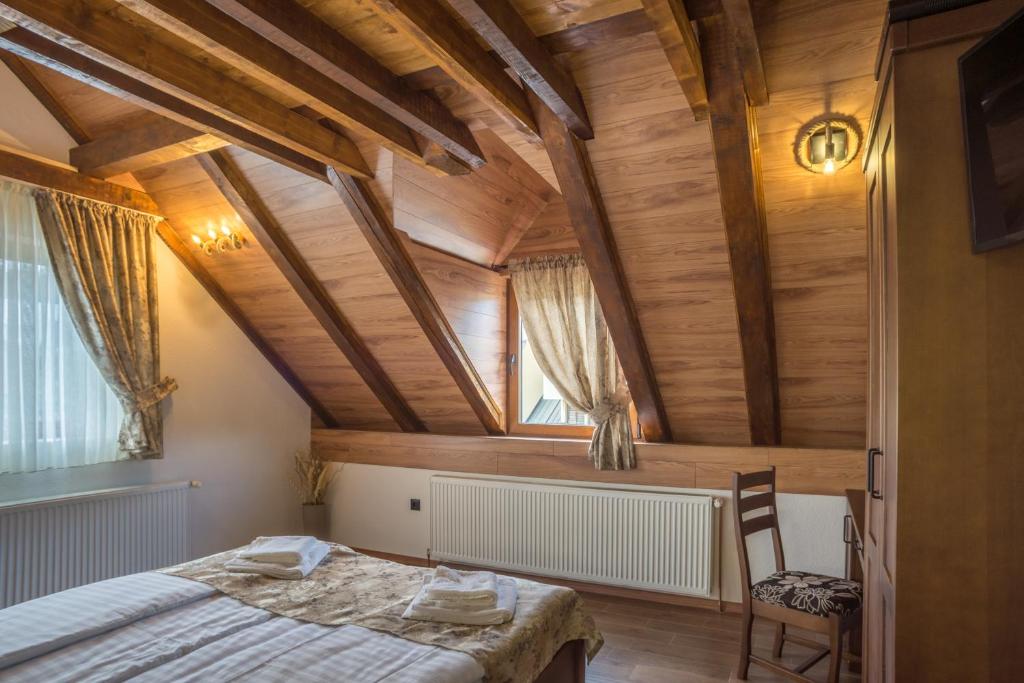 Postel nebo postele na pokoji v ubytování Apartments-Rooms Stara Varos