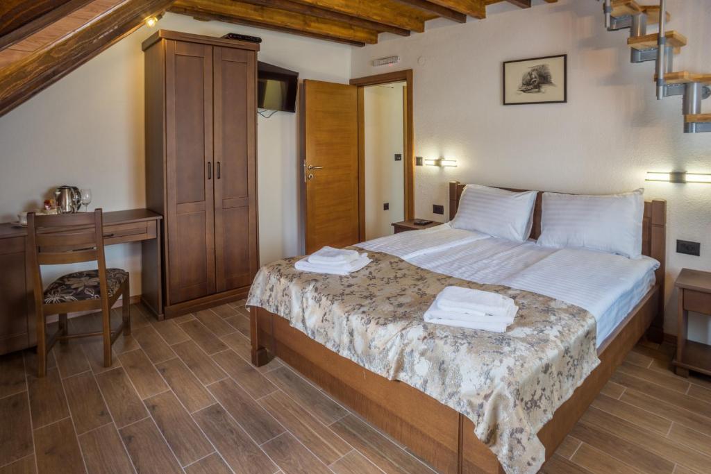 Postel nebo postele na pokoji v ubytování Apartments-Rooms Stara Varos