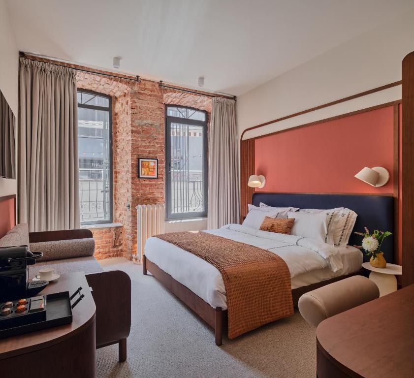 una camera d'albergo con un letto grande e un divano di GentleTom a Istanbul