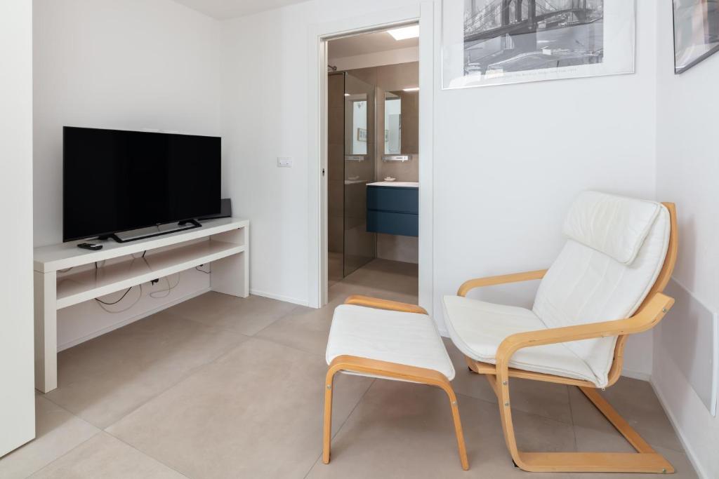 Televízia a/alebo spoločenská miestnosť v ubytovaní EcoLoft Apartment - Best Choice - by Host4U