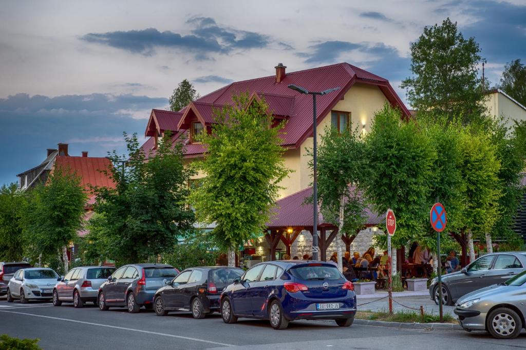 a group of cars parked in front of a building at Apartments-Rooms Stara Varos in Žabljak
